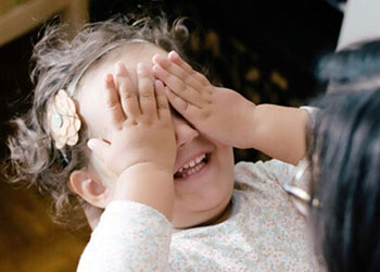 Peekaboo là gì? Tác động của trò Peekaboo đến trẻ nhỏ